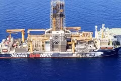 Tàu khoan dầu của Công ty Energean bắt đầu hoạt động khai thác tại mỏ khí tự nhiên Karish ở ngoài khơi Israel, trên Địa Trung Hải, ngày 9/5/2022. (Ảnh: Reuters/TTXVN) 