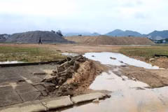 Bãi vật liệu xây dựng khổng lồ không phép, do Công ty trách nhiệm hữu hạn xây dựng tổng hợp Hiếu Ngọc tập kết trên phần đất thuộc dự án. (Ảnh: Lê Ngọc Phước/TTXVN) 