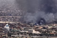Khói bốc lên sau các cuộc giao tranh tại Khartoum, Sudan, ngày 3/5/2023. (Ảnh: AFP/TTXVN)