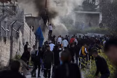 Người biểu tình Palestine đụng độ với quân đội Israel tại Jenin, phía bắc Bờ Tây, ngày 7/3/2023. (Ảnh: THX/TTXVN)