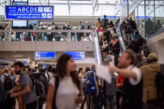 Hành khách chờ đợi tại sân bay quốc tế Geneva, Thụy Sĩ, trong thời gian diễn ra cuộc đình công của nhân viên sân bay ngày 30/6/2023. (Ảnh: AFP/TTXVN)