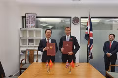 Bộ trưởng Nguyễn Mạnh Hùng và Bộ trưởng Chris Philp tại Lễ ký Ý định thư về hợp tác trong lĩnh vực kinh tế số và chuyển đổi số giữa Bộ Thông tin và Truyền thông Việt Nam và Bộ Số, Văn hóa, Truyền thông và Thể thao Vương quốc Anh. (Ảnh: TTXVN)