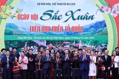 Chủ tịch nước Võ Văn Thưởng và các đại biểu với đại diện đồng bào các dân tộc Việt Nam. (Ảnh: Thống Nhất/TTXVN)