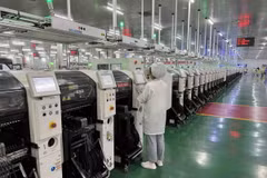 Dây chuyền sản xuất đèn LED ở tỉnh Sơn Tây, Trung Quốc. (Ảnh: Công Tuyên/TTXVN)