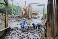 Công ty Cổ phần Xây dựng dịch vụ và thương mại 68 nhanh chóng khắc phục triệt để, thu gom toàn bộ lượng bùn thải phát sinh ra tuyến đường nội bộ. (Ảnh: Minh Nghĩa/TTXVN)