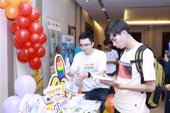 Khách hàng tìm hiểu về PrEP và các phương pháp điều trị dự phòng HIV. (Ảnh: Đinh Hằng/TTXVN) 