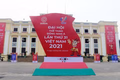 Ban tổ chức địa phương trang trí khánh tiết trong khuôn viên và trong Nhà văn hóa tỉnh và các tuyến đường chính trong thành phố quảng bá SEA GameS 31. (Ảnh: Đại Nghĩa/TTXVN) 