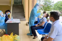 Thị xã Đông Triều tiến hành xét nghiệm tầm soát nhằm phát hiện sớm người mắc COVID-19. (Ảnh: Văn Đức/TTXVN) 
