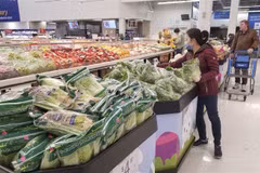 Người dân mua sắm tại một cửa hàng ở Vancouver, British Columbia, Canada. (Ảnh: THX/TTXVN)