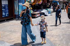 Người dân đeo khẩu trang phòng lây nhiễm COVID-19 tại Hua Hin, Thái Lan ngày 19/5/2020. (Nguồn: AFP/TTXVN) 