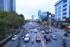 Các phương tiện tham gia lưu thông trên một tuyến phố ở Hà Nội. (Ảnh: Tuấn Anh/TTXVN) 