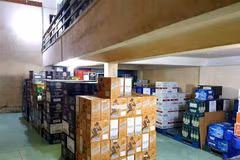 Hàng chục thùng rượu ngoại nhập lậu bị phát hiện tại kho hàng của Công ty Đại Lợi. (Nguồn: TTXVN phát) 