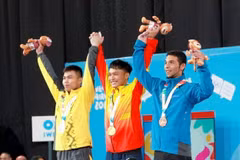 Vận động viên Ngô Sơn Đỉnh (giữa) đoạt Huy chương Vàng tại Olympic trẻ tại Argentina vào tháng 10/2018. (Nguồn: TTXVN phát) 