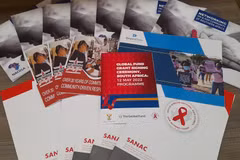 Tờ rơi tuyên truyền phòng, chống HIV/AIDS tại Nam Phi. (Ảnh: Hoàng Minh/TTXVN)