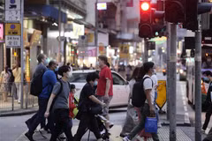 Người đi đường đeo khẩu trang phòng dịch COVID-19 tại quận Wan Chai, Hong Kong, Trung Quốc ngày 27/11/2020. (Nguồn: THX/TTXVN) 