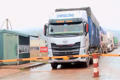 Hàng hóa thông quan tại cửa khẩu quốc tế Móng Cái. (Ảnh: Văn Đức/TTXVN) 