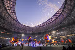 Các nghệ sỹ trình diễn tại lễ bế mạc World Cup 2022 ở Doha, Qatar. (Ảnh: THX/TTXVN) 