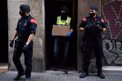 Cảnh sát khám xét một ngôi nhà trong chiến dịch truy quét tội phạm ma túy ở Barcelona, Tây Ban Nha, ngày 7/10/2020. (Nguồn: AFP/TTXVN) 
