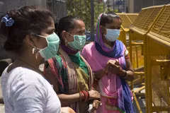 Người dân đeo khẩu trang phòng lây nhiễm COVID-19 tại New Delhi, Ấn Độ ngày 7/5/2020. (Nguồn: THX/TTXVN) 