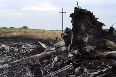 Hiện trường vụ rơi máy bay MH17 của hãng hàng không Malaysia Airlines ở gần thị trấn Shaktarsk, Ukraine, ngày 18/7/2014. (Nguồn: AFP/TTXVN) 