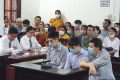 Ba bị cáo tại phiên tòa. (Ảnh: Kim Anh/TTXVN) 