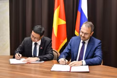 Thứ trưởng Bộ Khoa học và Công nghệ Lê Xuân Định - Chủ tịch Phân ban Việt Nam và Thứ trưởng Bộ Khoa học và Giáo dục Đại học Liên bang Nga Mogilievskyi Konstantin Iliych - Chủ tịch Phân ban Liên Bang Nga ký kết thỏa thuận hợp tác. (Ảnh: Quang Vinh/TTXVN)
