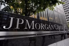 Quang cảnh bên ngoài trụ sở Công ty dịch vụ tài chính Mỹ JP Morgan Chase ở New York. (Ảnh: Reuters/TTXVN)