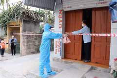 Cung cấp thịt lợn cho người dân khu vực cách ly. (Ảnh: Hoàng Ngọc/TTXVN) 