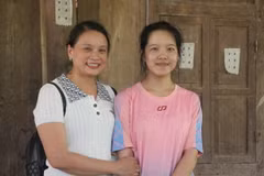 Thò Ý Cu với cô giáo chủ nhiệm Lê Lan Thương. (Ảnh: Bích Huệ/TTXVN)