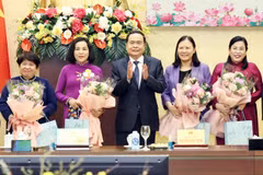 Chủ tịch Quốc hội Trần Thanh Mẫn tặng hoa các đại biểu tại buổi gặp mặt. (Ảnh: Thống Nhất/TTXVN)