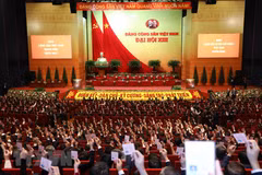 Các đại biểu dự Đại hội đai biểu toàn quốc lần thứ XIII của Đảng Cộng sản Việt Nam biểu quyết thông qua Chương trình phiên họp trù bị. (Ảnh: TTXVN) 