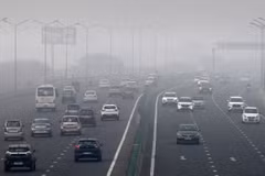 Khói mù ô nhiễm bao phủ dày đặc tại New Delhi, Ấn Độ. (Ảnh: AFP/TTXVN)