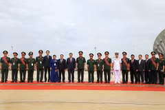 Thủ tướng Chính phủ Hoàng gia Campuchia Hun Manet cùng các đại biểu Việt Nam tham dự Lễ kỷ niệm. (Ảnh: Quang Anh/TTXVN)