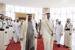 Quốc vương Qatar Sheikh Tamim bin Hamad al-Thani (phải) và Tổng thống UAE Sheikh Mohamed bin Zayed Al-Nahyan (trái) tại cuộc lễ đón ở Doha, Qatar, ngày 5/12/2022. (Ảnh: AFP/TTXVN) 