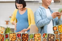 Một người chồng ở Nhật Bản đã phải đối mặt với sự chỉ trích trên mạng sau khi người vợ đang mang thai ở tháng cuối chuẩn bị bữa tối cho anh đủ cho một tháng trước khi lâm bồn. (Nguồn: SCMP/Shutterstock)