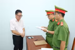 Cơ quan Cảnh sát Điều tra Công an tỉnh Trà Vinh thi hành các quyết định đối với Lê Hoàng. (Ảnh: TTXVN phát)