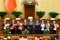 Tổng Bí thư Tô Lâm, Thủ tướng Phạm Minh Chính, Chủ tịch Quốc hội Trần Thanh Mẫn chúc mừng các nhân sự được bầu, phê chuẩn bổ nhiệm. (Ảnh: Doãn Tấn/TTXVN)