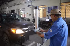 Đăng kiểm viên Trung tâm đăng kiểm xe cơ giới 1101S kiểm định xe cơ giới đường bộ. (Ảnh: Chu Hiệu/TTXVN)