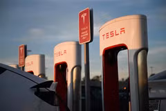 Một trạm sạc điện của Tesla tại Hawthorne, California, Mỹ, ngày 9/8/2022. (Ảnh: AFP/TTXVN)