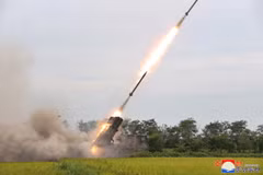 Triều Tiên thử nghiệm hệ thống phóng rocket đa nòng (MRLS) 240 mm nâng cấp dưới sự giám sát của nhà lãnh đạo Kim Jong Un, ngày 27/8/2024. (Ảnh: Yonhap/TTXVN)