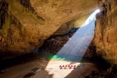 Phía trong hang động Sơn Đoòng. (Ảnh: Hoàng Trung/TTXVN)