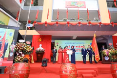 Phó Chủ tịch nước Đặng Thị Ngọc Thịnh trao Huân chương Độc lập hạng Nhì cho trường Trung học cơ sở Ngô Sĩ Liên. (Ảnh: Thanh Tùng/TTXVN) 