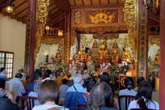 Bà con phật tử người Việt và những người bạn Pháp dự lễ Vu Lan, ngày 5/9 tại Trúc Lâm Thiền Viện Paris. (Ảnh: Nguyễn Thu Hà/TTXVN) 