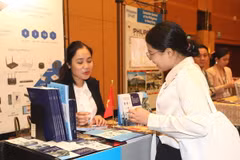 Trưởng Đại diện Bộ Công thương Việt Nam tại Hong Kong và Macau Vũ Thị Thúy giới thiệu với khách tham quan quốc tế về tiềm năng và thế mạnh trong lĩnh vực khoa học công nghệ của Việt Nam. (Ảnh: Xuân Vịnh/TTXVN)
