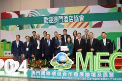 Ban tổ chức và đại biểu các nước tại lễ khai mạc MIECF 2024. (Ảnh: Xuân Vịnh/TTXVN)
