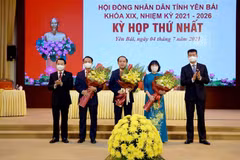 Ủy viên Trung ương Đảng, Bí thư Tỉnh ủy Yên Bái Đỗ Đức Duy và Chủ tịch UBND tỉnh Yên Bái Trần Huy Tuấn tặng hoa chúc mừng các đồng chí được bầu giữ chức danh Chủ tịch, Phó Chủ tịch HĐND tỉnh Yên Bái khóa XIX, nhiệm kỳ 2021-2026. (Ảnh: Đức Tưởng/TTXVN) 