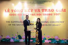 Chủ tịch Ủy ban Mặt trận Tổ quốc Việt Nam thành phố Hà Nội Nguyễn Lan Hương trao giải Nhất cho thí sinh Saleem Hammad đến từ Palestine. (Ảnh: Nguyễn Cúc/TTXVN) 