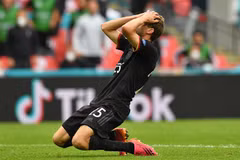 Vẻ tiếc nuối của tiền đạo Đức Thomas Mueller sau khi bỏ lỡ cơ hội ghi bàn trong trận gặp Anh ở vòng 16 đội, Vòng chung kết EURO 2020, trên sân vận động Wembley ở London, Anh, ngày 29/6/2021. (Ảnh: AFP/TTXVN) 