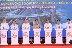 Thủ tướng Phạm Minh Chính và các đại biểu thực hiện nghi thức phát lệnh khởi công dự án. (Ảnh: Dương Giang/TTXVN)