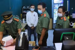 Cơ quan điều tra khám xét nơi ở của Tuấn. (Nguồn: baogiaothong.vn) 